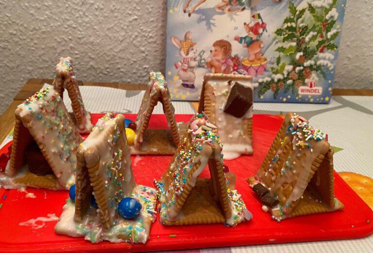 Weihnachten Backen Kekse Häuschen verzieren Kinder Kekshaus