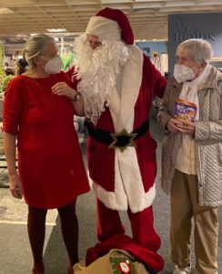 Weihnachtsmann überreicht Geschenke Erwachsene Senioren Fest Weihnachtsfeier